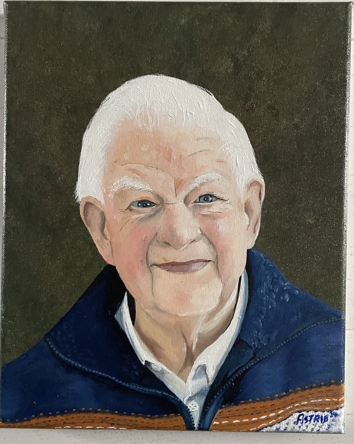 Portret 24/001, 2024 — lichtgevend gezicht dat uit een donkere achtergrond treedt.