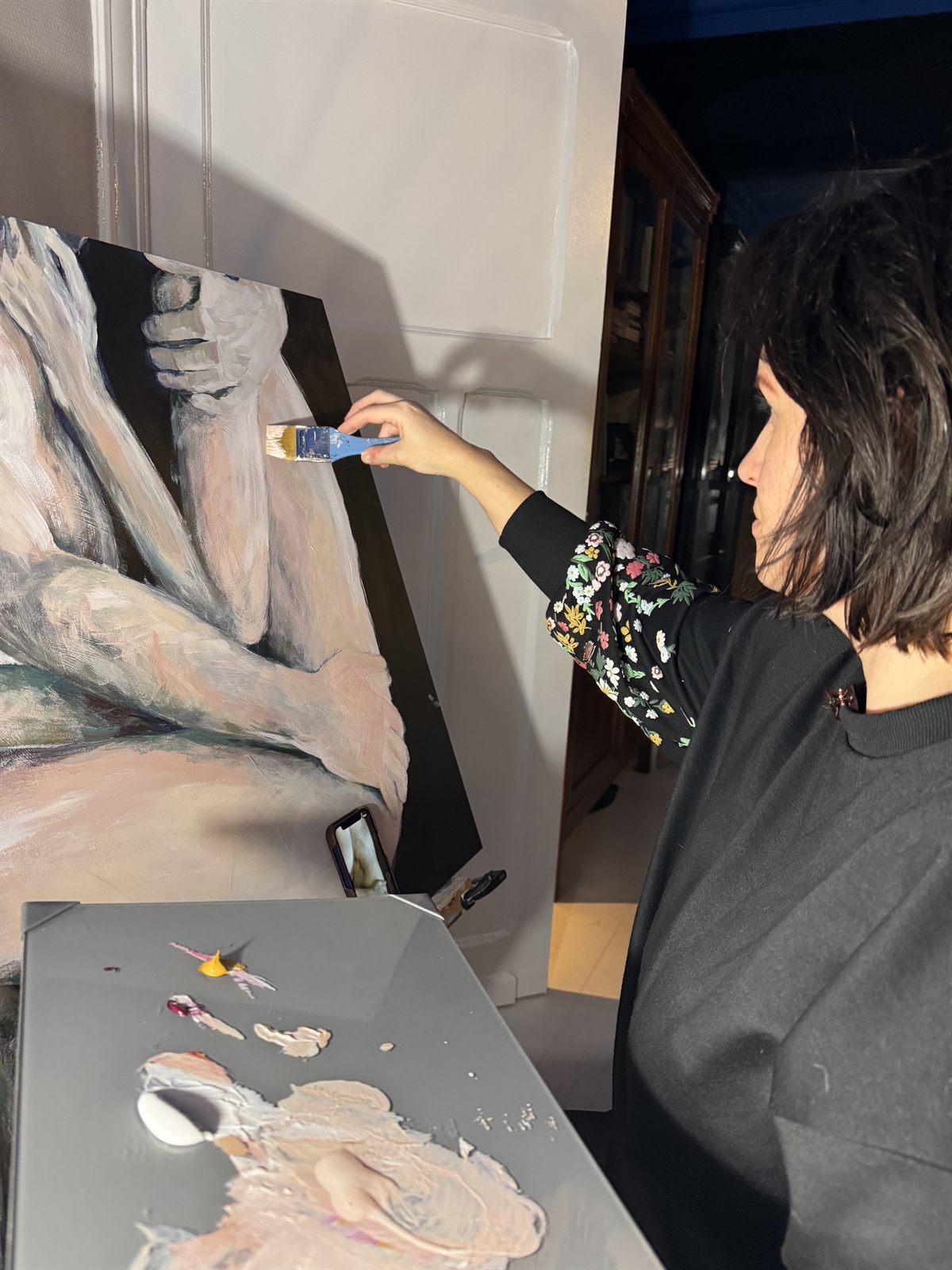 Astrid en train de peindre dans son atelier